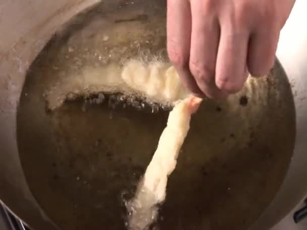 Deep-frying prawns — Stock Video