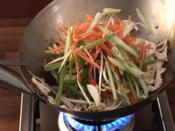 Huhn und Gemüse im Wok — Stockvideo