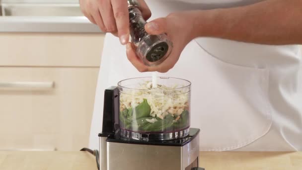 Pesto ingredienser i en mixer — Stockvideo