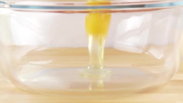 Яйца разбиваются в миску — стоковое видео