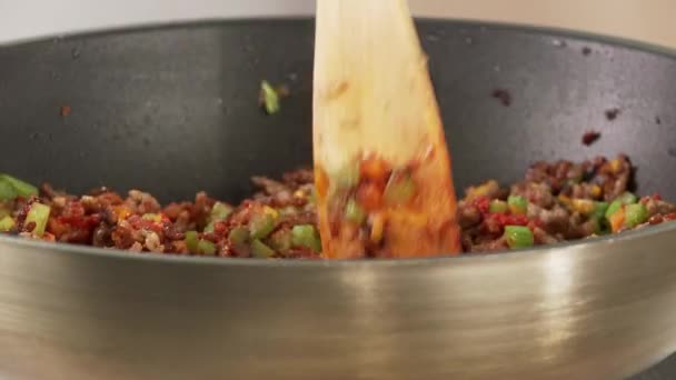 М'ясо фаршу змішують на сковороді — стокове відео