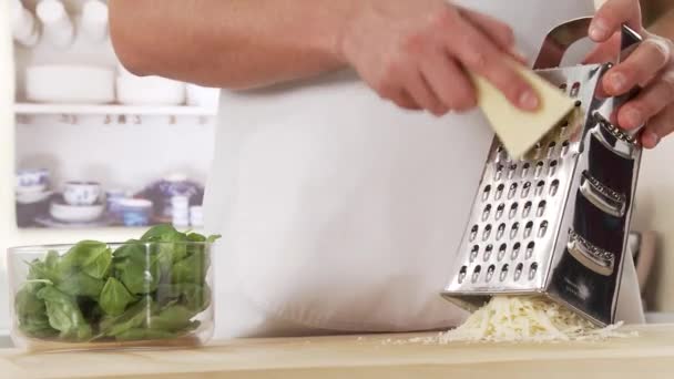 Parmesan wird auf dem Tisch gerieben — Stockvideo