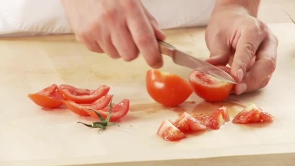 Είναι αποφλοιωμένες κομμένες ντομάτες — Αρχείο Βίντεο