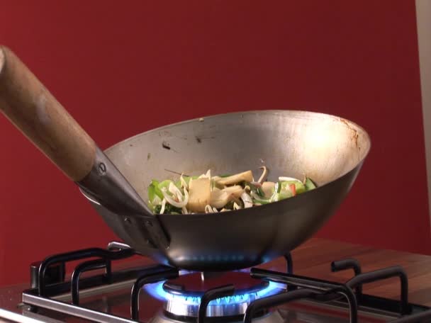 Jogando legumes em um wok — Vídeo de Stock