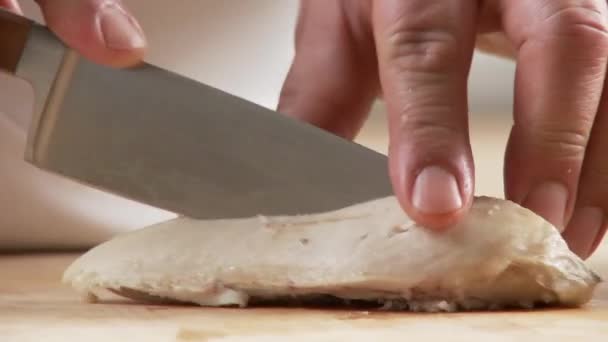 Peito de frango a ser cortado — Vídeo de Stock