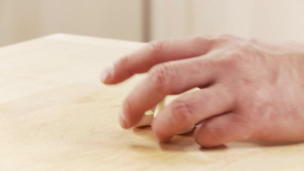 Unteres Ende einer Knoblauchzehe, die geschnitten wird — Stockvideo