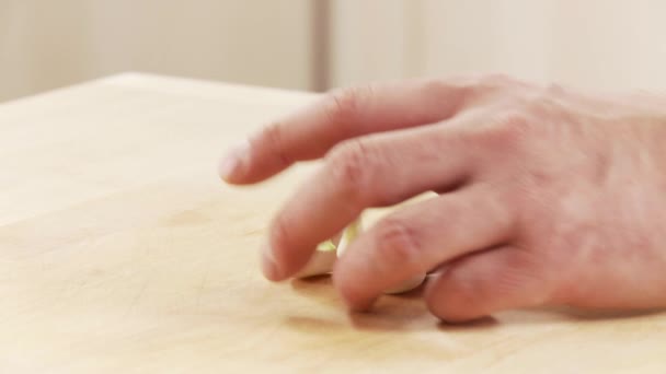 Lower end of a garlic clove being cut o — Stock Video