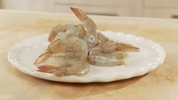 Peeled raw prawns on plate — Stock Video