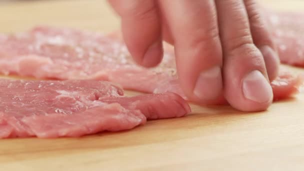 Kalfsvlees escalopes wordt ingeschakeld en gekruid — Stockvideo