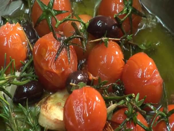 Frying tomatoes, garlic, olives and herbs — Stock Video