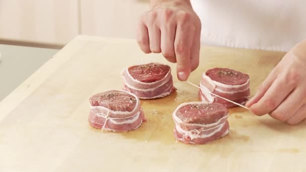 Filet skiver pakket ind i bacon – Stock-video