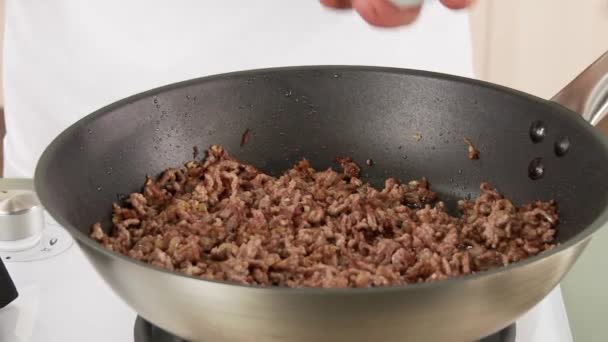 Produtos hortícolas adicionados à carne picada — Vídeo de Stock