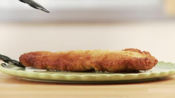 Escalope garni d'une tranche de citron — Video