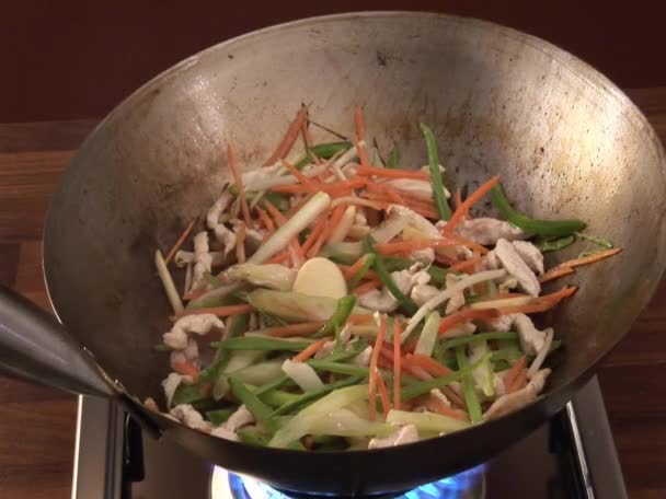Pollo y verduras en un wok — Vídeo de stock