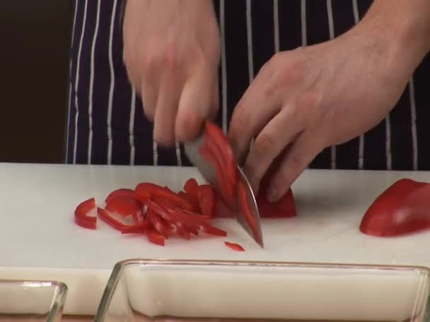 Eine rote Paprika hacken — Stockvideo