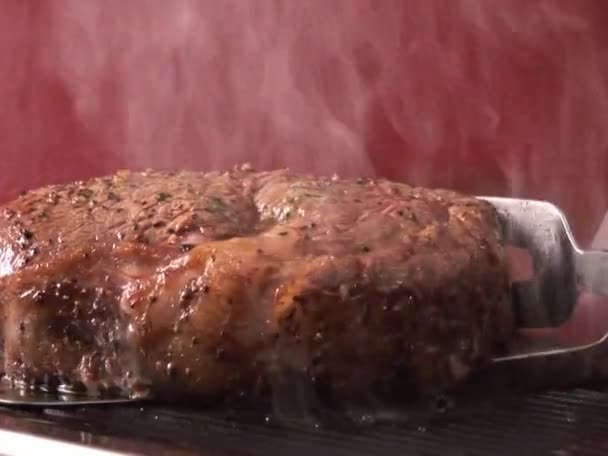 Peppered steak on grill — Stock Video