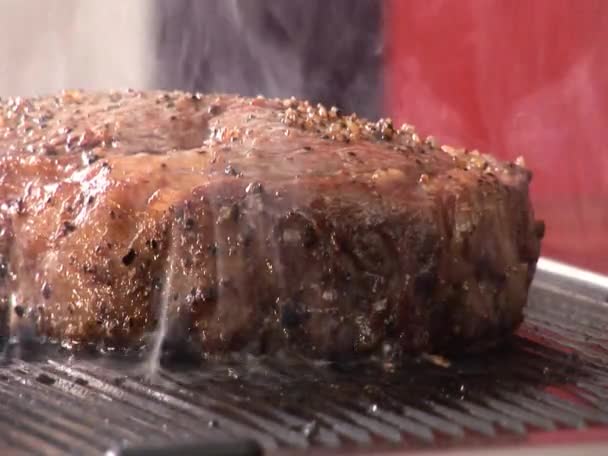Izgarada biftek ızgara — Stok video