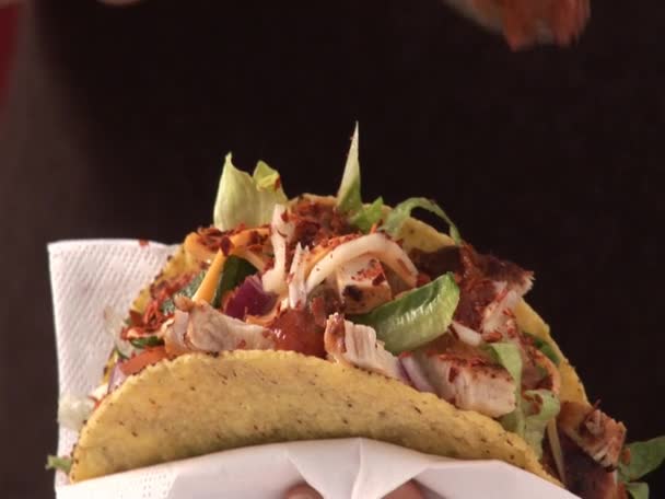 Taco shell with chicken — Stock Video