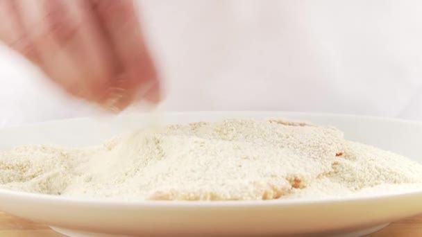 Escalope sendo pulverizado em farinha de rosca — Vídeo de Stock