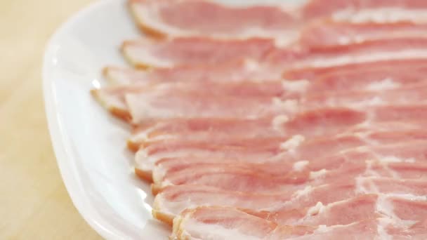 Rashers de bacon sur une assiette — Video