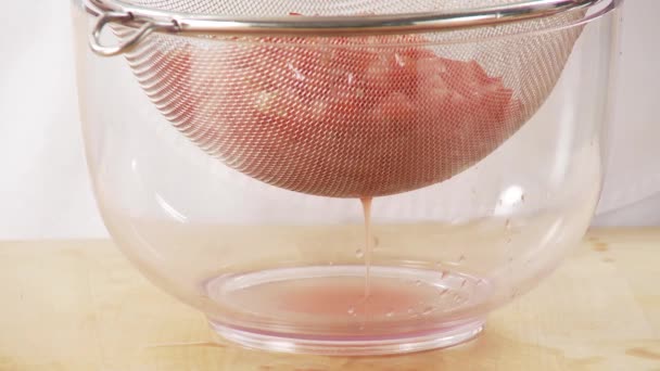 Tomato draining in a sieve — Stock Video