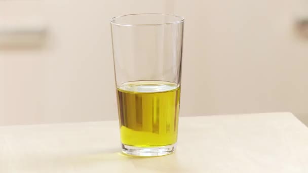 Copo de azeite a ser tomado — Vídeo de Stock
