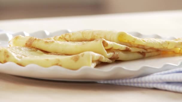 Crêpes pliées sur l'assiette — Video