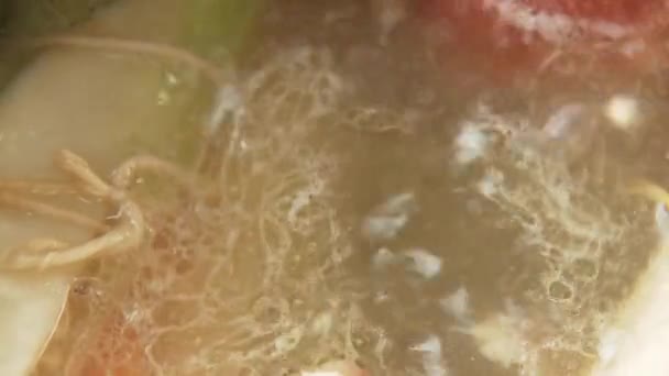 Ягоды можжевельника добавляются в суп — стоковое видео