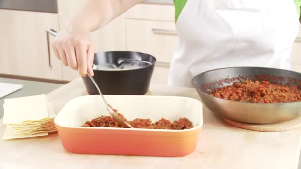 Saus wordt gegoten in een ovenschaal — Stockvideo