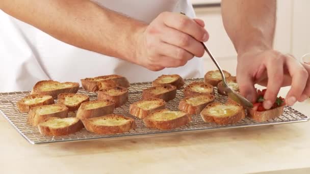 Tranches de baguette garnies de mélange — Video