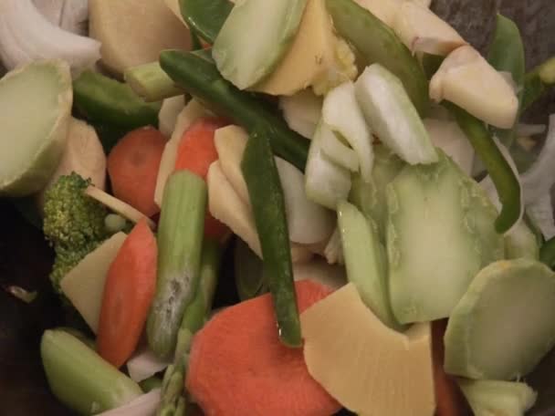 Sautéing zelenina wok — Stock video