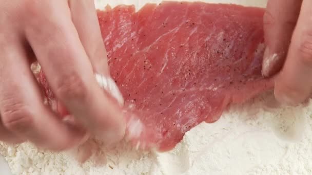 Poussière une escalope assaisonnée dans la farine — Video