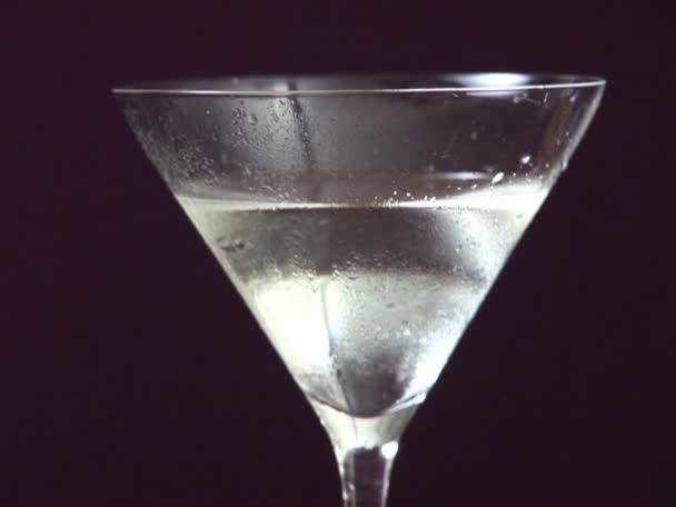 Garnering Martini med en oliv — Stockvideo