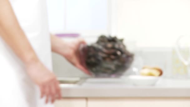 Mussels in a bowl on table — Stock Video