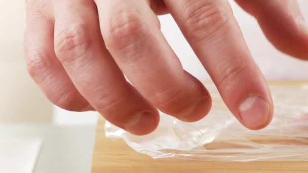 Clingfilm są one usuwane z kawałek cielęciny — Wideo stockowe