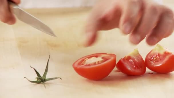 Να γίνεται quartered ντομάτες — Αρχείο Βίντεο