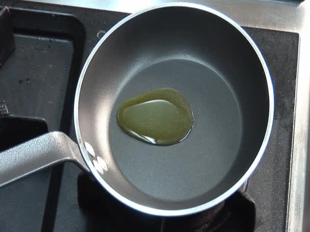 Frying an egg in a frying pan — Stock Video