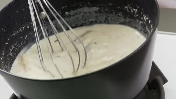 Gorgonzola jest dodana do mieszanki — Wideo stockowe