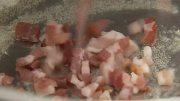 Высушенный бекон на сковороде — стоковое видео