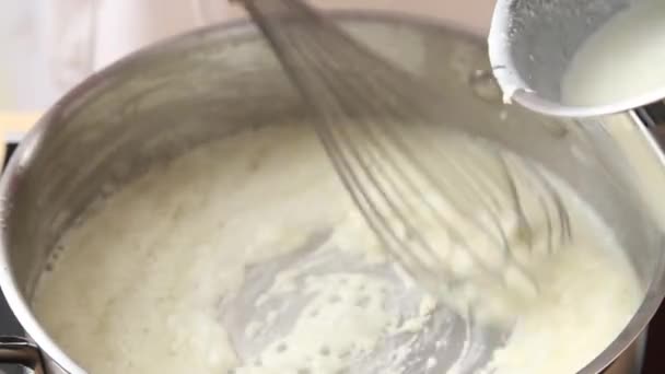 Roux için eklenen süt — Stok video