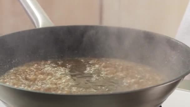 Meat juices being deglazed with marsala wine — Stock Video