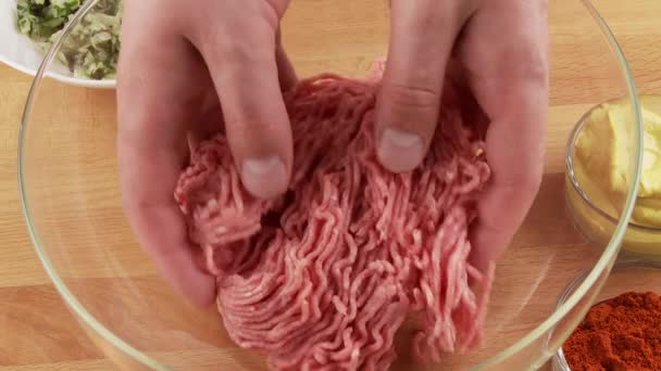 Carnea tocată fiind plasată într-un castron — Videoclip de stoc