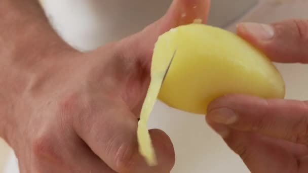 Batatas pré-cozidas a serem cortadas — Vídeo de Stock