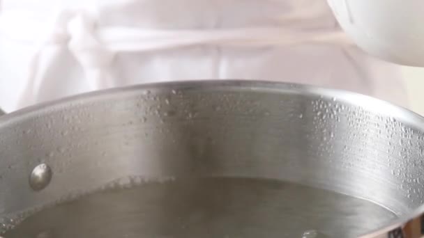 Pâtes à mettre dans l'eau bouillante — Video