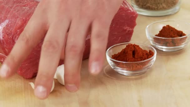 Sarımsak, kırmızı biber ve sığır eti omuz — Stok video