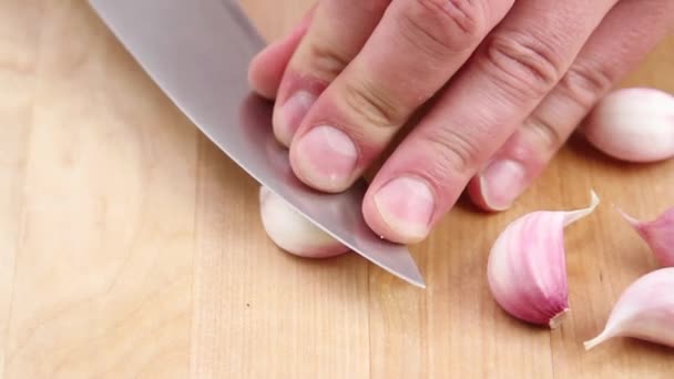 Garlic being crushed with a knife and peeled — Stock Video