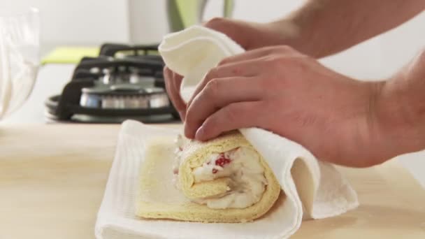 Swiss roll filled with strawberry — Stock Video