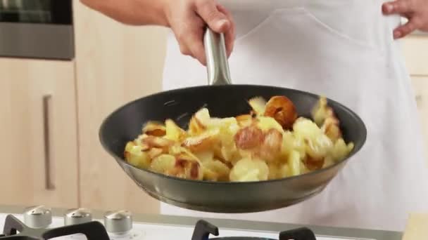 Картофель жарят на сковороде — стоковое видео
