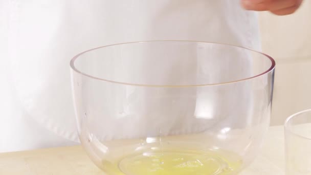 Yumurta akı için eklenen tuz — Stok video