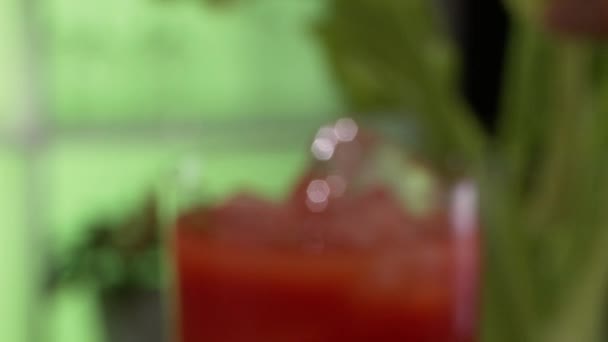 Jus de tomate garni de céleri — Video